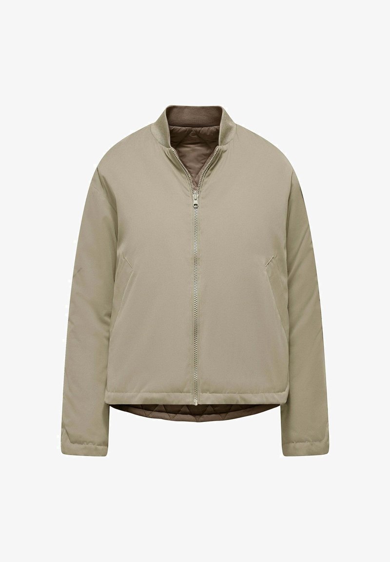 Bomber jacket color beige chiaro con zip frontale, colletto eretto e interno trapuntato. Presenta tasche laterali e una texture di tessuto liscia e opaca.