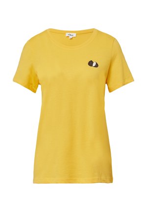 T-shirt en coton jaune à manches courtes, col rond, avec un petit motif brodé marron et blanc sur la poitrine gauche.