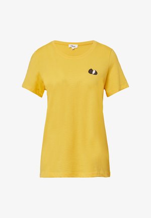 Geel katoenen T-shirt met korte mouwen, ronde halslijn en een klein bruine en witte borduursel op de linkerborst.