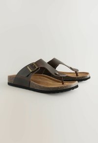 Brune læderflip-flops med en tekstureret korkfodseng, justerbart spænde og en gummisål til godt greb.