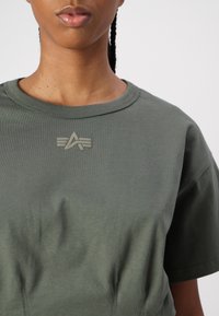 Alpha Industries T-shirt med print - dark olive