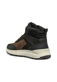 Zapatillas altas con una mezcla de ante negro y marrón oscuro, suelas de goma, cuello acolchado y detalles texturizados en la parte superior.