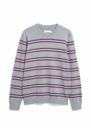 Grijze trui met horizontale strepen in rood en blauw. Ronde hals, lange mouwen, geribbelde boorden en zoom. Eenvoudig logodetail op de borst.