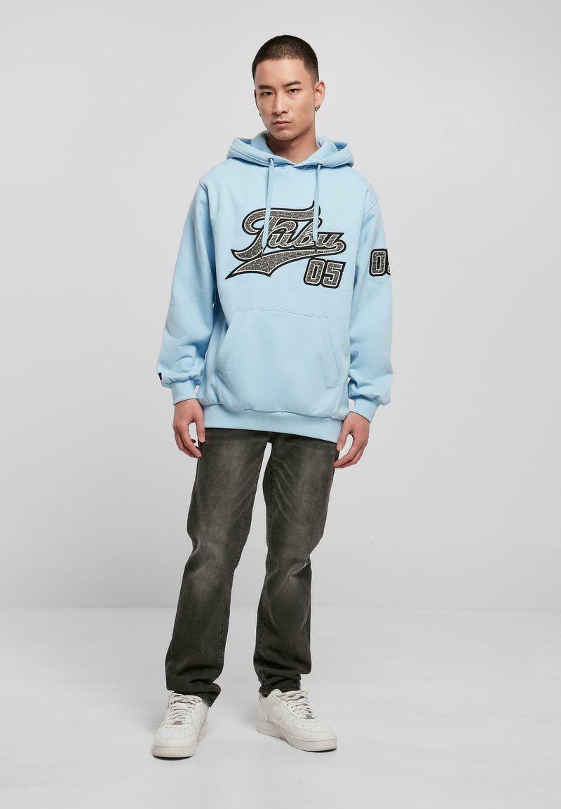 Pull Garçon FUBU Taille S - Bleu Clair, Neuf Avec étiquettes