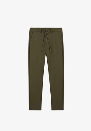 Pantaloni tapered verde oliva con passanti per cintura, tasche laterali, chiusura con bottone e cintura in tessuto in vita.