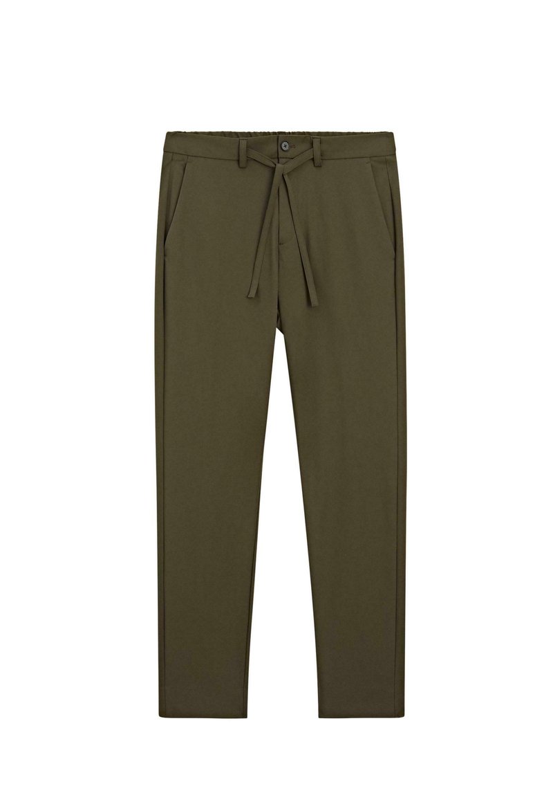 Pantalons fuselés vert olive avec passants de ceinture, poches latérales, fermeture à bouton et ceinture en tissu à la taille.