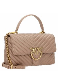 Beige leren handtas met quiltpatroon, voorzien van een bovenhandvat, gouden kettinghengsel en een metalen sluiting met twee vogelaccenten aan de voorkant.