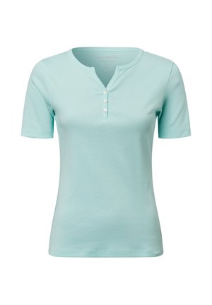 Helles blaues Kurzarm-Henley-Shirt aus weicher Baumwolle mit einem V-Ausschnitt und vier weißen Knöpfen auf der Vorderseite. Glatte Textur.
