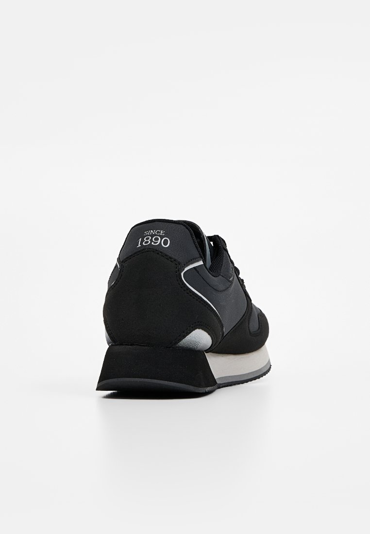Czarna sportowa obuwie z gładkim, materiałowym wierzchem, gumową podeszwą i wyściełanym kołnierzem. Posiada biały akcent na pięcie z napisem "SINCE 1890".