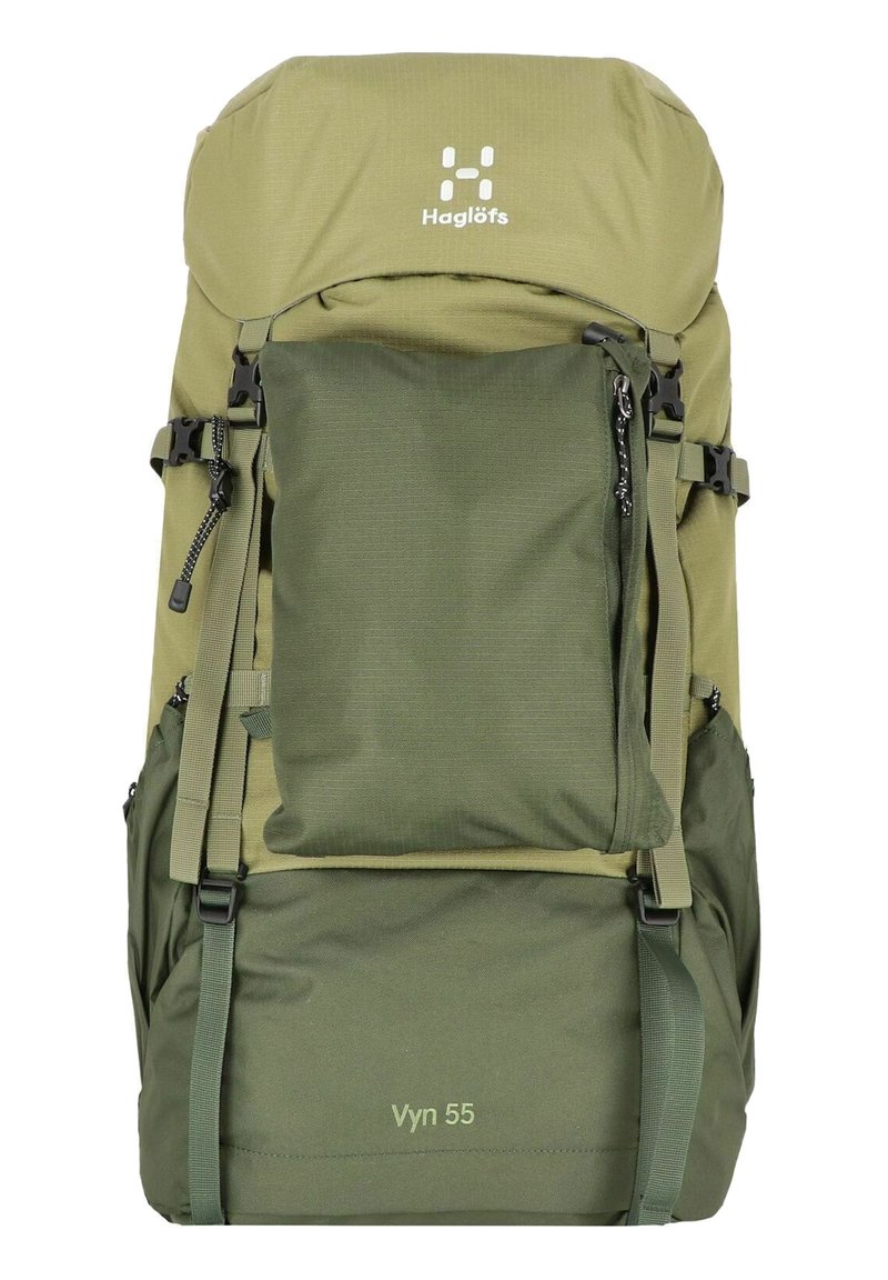 Zaino tipo duffel in tonalità verdi, dotato di spallacci regolabili, molteplici tasche e un flap superiore. Il materiale è resistente, con accenti texturizzati.