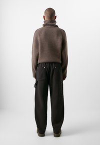 Pal Sporting Goods BIVOUAC UNISEX - Donji dijelovi trenirke - deep brown