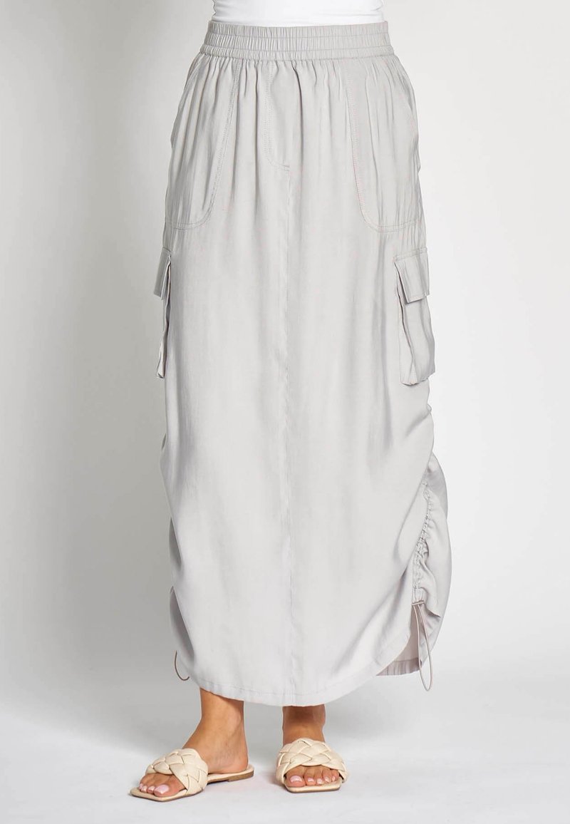 Hellgrauer Maxirock mit elastischem Bund, Seitentaschen und Raffdetail am Saum. Weicher Stoff und lockere Silhouette.