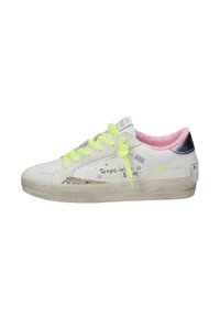 Sneaker bianco con lacci verde neon, interno rosa, dettagli glitterati e testo scritto a mano. Pelle liscia e suola in gomma. Punta rotonda.