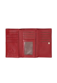 Rotes Lederportemonnaie mit mehreren Kartenfächern, einem durchsichtigen Ausweisfenster und einer strukturierten Oberfläche. Mit einem Druckknopfverschluss gesichert.