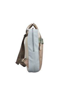 Sac à dos beige, bleu clair et vert avec des bretelles réglables marron, une poche zippée et une étiquette porte-clés latérale, vu de côté.
