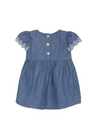 Niebieska dżinsowa sukienka na krótki rękaw z ozdobnym białym koronkowym wykończeniem, z zapinaniem na guziki z przodu i marszczoną spódnicą, wykonana z lekkiego materiału.