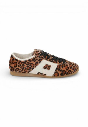 Low-profile sneaker met luipaardprint, zwarte veters, beige zool en een groot wit "A" logo aan de zijkant.