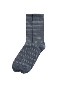 Calcetines de algodón gris oscuro con finas rayas horizontales en gris claro. Cuentan con un corte estándar tipo crew y una textura suave.