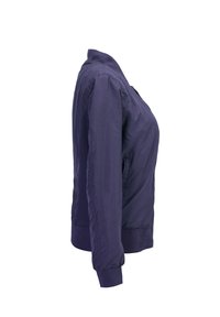 Marineblaue Bomberjacke aus leichtem Material, mit geripptem Kragen und Bündchen, mit Reißverschluss und seitlichen Taschen.