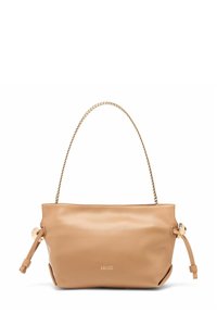 Beige leren handtas met gouden kettingriem, zijkanten met koordsluiting en logodetail aan de voorkant. Soepele textuur met minimalistisch ontwerp.