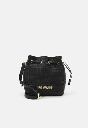 Czarna pleciona skórzana torba typu bucket z zapięciem na sznurek, złotymi okuciami i tabliczką z logo "LOVE MOSCHINO" z przodu.