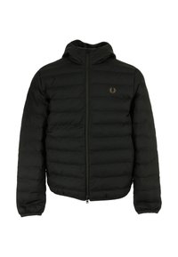 Giacca a vento nera con chiusura a zip e cappuccio, caratterizzata da modelli a righe orizzontali e un logo dorato sul lato sinistro del petto. Tessuto morbido.