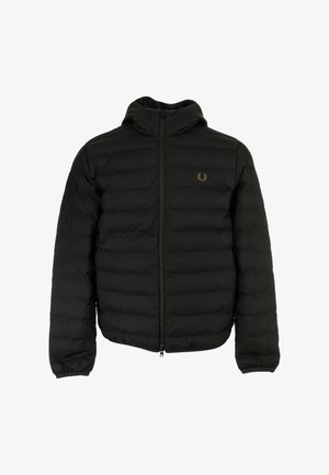Giacca a vento nera con chiusura a zip e cappuccio, caratterizzata da modelli a righe orizzontali e un logo dorato sul lato sinistro del petto. Tessuto morbido.