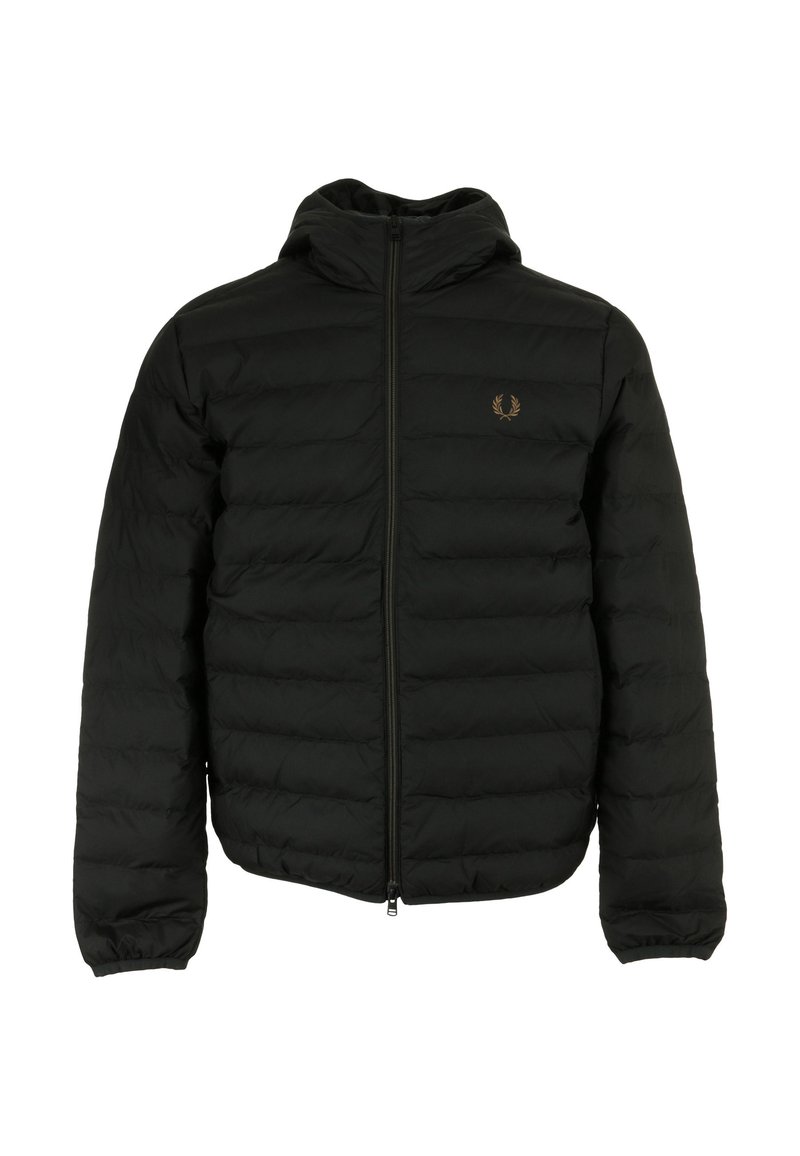 Giacca a vento nera con chiusura a zip e cappuccio, caratterizzata da modelli a righe orizzontali e un logo dorato sul lato sinistro del petto. Tessuto morbido.