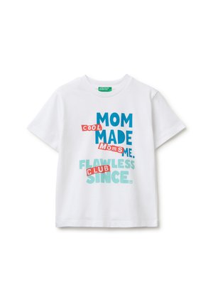 T-shirt blanc à manches courtes avec texte bleu et bleu sarcelle "Mom made me flawless since" et étiquettes rouges indiquant "Cool", "Moms" et "Club".
