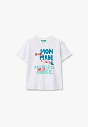 Biała koszulka z krótkim rękawem z niebieskim i morskim napisem "Mom made me flawless since" oraz czerwonymi etykietami z napisami "Cool", "Moms" i "Club".