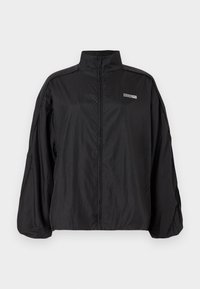 Sort letvægts zip-up jakke med høj krave og lille "ROSIE" og Puma-logo på brystet, med lange ærmer og løs pasform.
