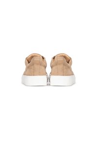 Zapatillas de ante beige con collar acolchado, suela de goma blanca y un diseño minimalista, que cuenta con un panel trasero texturizado.