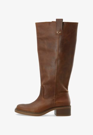 Bota de cuero marrón hasta la rodilla con un acabado texturizado, punta ligeramente redondeada y un tacón bajo en bloque. Incluye una lengüeta en la parte superior para facilitar su puesta.