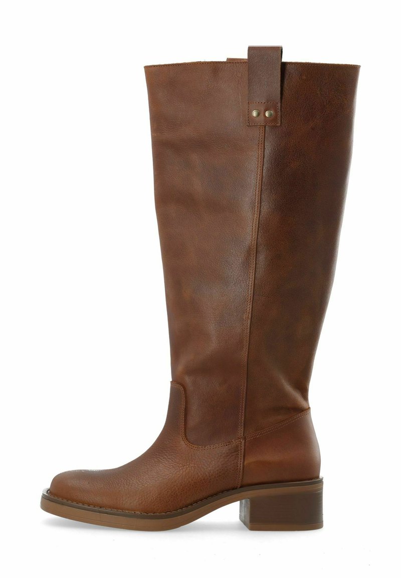 Smeđi kožni čizme do koljena s teksturiranim završetkom, lagano zaobljenim vrhom i niskim blok petom. Uključuje prilagodnu traku na vrhu za jednostavno oblačenje.