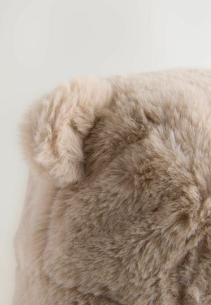 Romige kleur nepleer textuur met een zachte, fluffy oppervlakte en afgeronde oor details, met een luxe uitstraling en natuurlijke glans.