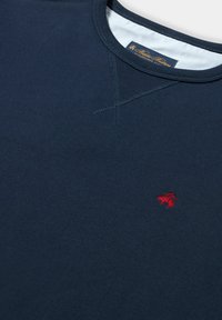 Marineblauwe katoen sweatshirt met een ronde hals, subtiele stikdetails en een klein rood geborduurd logo op de borst.