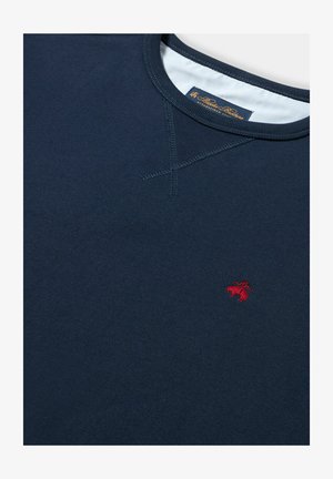 Marineblaues Sweatshirt aus Baumwolle mit Rundhalsausschnitt, dezenten Stitching-Details und einem kleinen roten gestickten Logo auf der Brust.