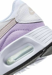 Sneaker in suede viola e pelle bianca con una unità d'aria visibile, accenti testurizzati e suola in gomma nera.