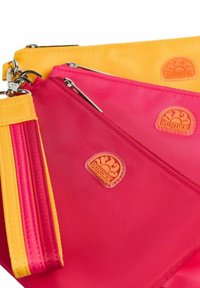 Tre sacche con zip in nylon rosa e giallo, con un logo in rilievo. Ogni sacchetto ha accessori in argento e un accento testurizzato.