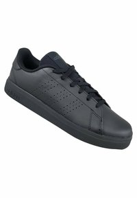 Čierne tenisky zo syntetickej kože s hladkým povrchom, viazaním, perforovaním na bočných stranách a gumovou podrážkou.