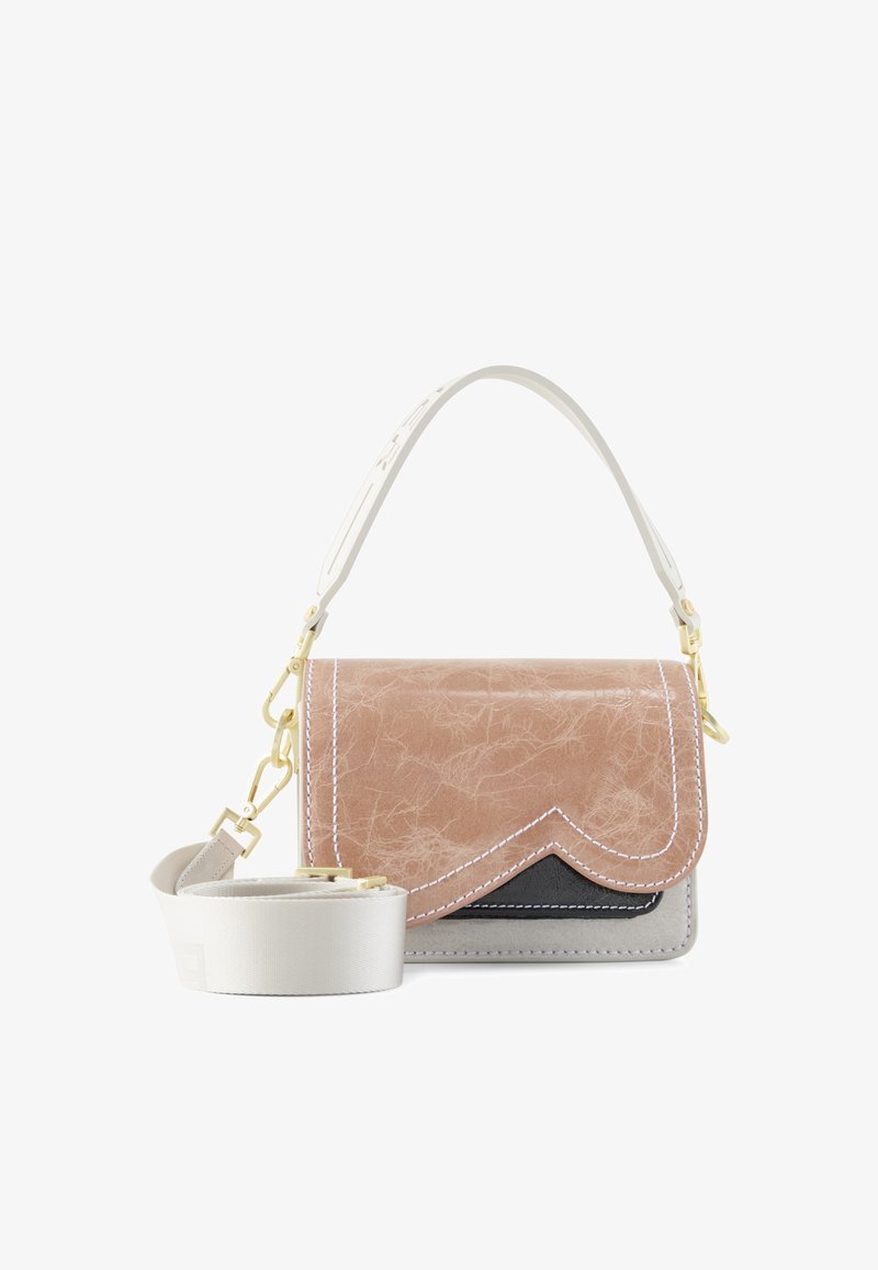 Brązowa i czarna skórzana torba na ramię z falbaniastą klapą, białym szwem, złotymi elementami i odpinanym beżowym paskiem.