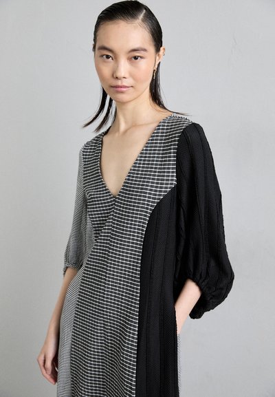 Stine Goya THREE QUARTER SLEEVE MIDI DRESS PATCHWORK - Maxi dress - white/black