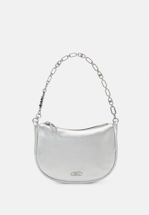 Sac à main argenté en forme de croissant avec une bandoulière chaîne argentée et une fermeture éclair, décoré d'un petit logo métallique sur le devant.