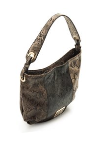Schlangenmustertasche aus schwarzem und braunem Leder mit strukturierter Oberfläche. Verfügt über einen einzelnen Riemen mit goldenen Hardware-Akzenten.