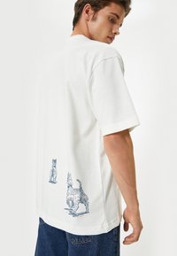 Koton OVERSIZED PRINTED - Camiseta estampada - white