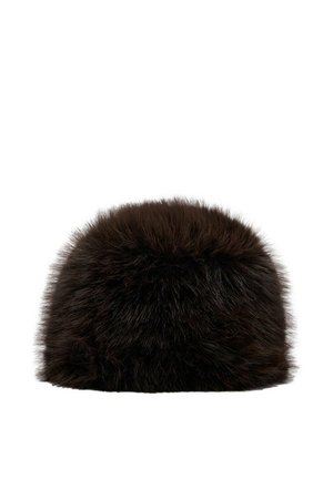 Un chapeau en fourrure marron foncé, arrondi, présenté sur un fond blanc uni.