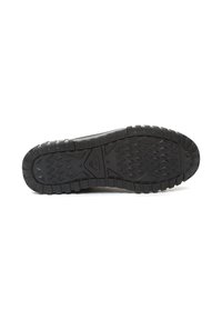 Suela de zapato de goma negra con un patrón de recorrido texturizado, que presenta formas angulares y surcos para mayor tracción y durabilidad.