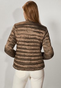 Bruine, geborduurde pufferjack met een gladde, glanzende afwerking. Heeft een kraag en horizontale stiksels, weergegeven vanuit de achterkant.