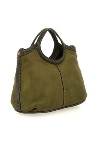 Borsa a tracolla in pelle verde oliva con manici e rifiniture marrone scuro, dalla consistenza morbida e cuciture visibili su sfondo bianco.
