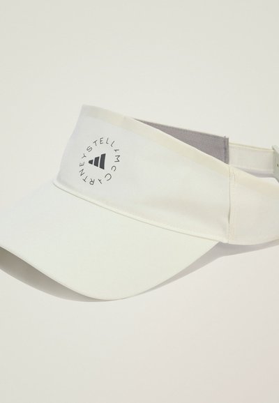 Cappello visore bianco realizzato in tessuto morbido, con una visiera curva, una cinghia regolabile e un logo nero con tre strisce sul frontale.